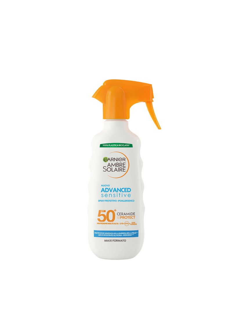 Flacone spray bianco con beccuccio arancione; etichettato con "Garnier Ambre Solaire Advanced Sensitive," con dettagli su protezione SPF 50+ e ceramidi.