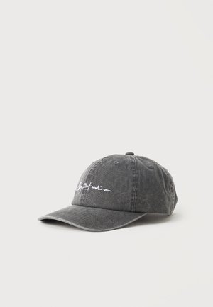 Slitt svart baseballcap med buet brem og hvit kursiv tekst brodert på frontpanelet, plassert mot en ensfarget lys bakgrunn.