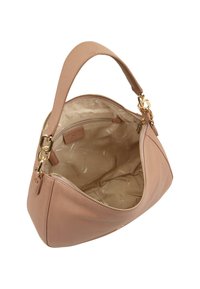 Tan leren handtas met een gebogen vorm. Van binnen is er een beige voering met een binnenzak met rits. Voorzien van een bovenrits en gouden hardware accenten.