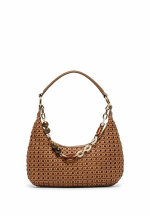 Hnědá pletená kabelka s krátkým popruhem a dekorativním řetízkem s velkými korálky a články, na bílém pozadí.