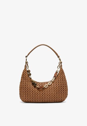 Hnědá pletená kabelka s krátkým popruhem a dekorativním řetízkem s velkými korálky a články, na bílém pozadí.