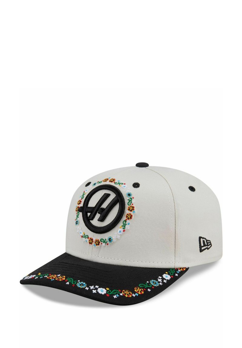 Cap mit einem hellgrauen Körper, schwarzem Schirm und buntem floralen Stickmuster rund um das vordere Kreislogo und entlang der Kante des Schirms.