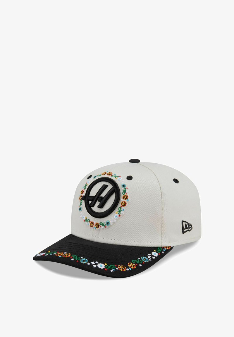 Cap mit einem hellgrauen Körper, schwarzem Schirm und buntem floralen Stickmuster rund um das vordere Kreislogo und entlang der Kante des Schirms.