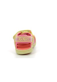 Sandalo rosa e giallo con retro aperto, cinturino in Velcro, suola in gomma e soletta testurizzata, con il logo Kickers sulla talloniera.