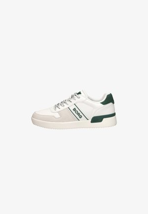 Weißer und beigefarbener Sneaker mit niedrigem Schaft, grünen Akzenten, grauen Schnürsenkeln und "BORG" Markenaufdruck an der Seite.