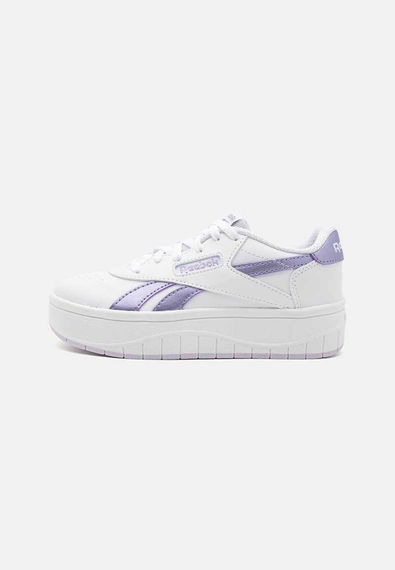 Vit sneaker med lila accenter, slätt lädermaterial, rund tå, snörningsdesign och upphöjd plattformssula med texturerat mönster.