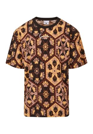 Trumpu rankoviu marškinėlių, papuoštų geometriniu šešiakampio raštu rudu, geltonu ir smėlio spalvos atspalviais, su tekstūruotu paviršiumi ir apvalia apykakle.