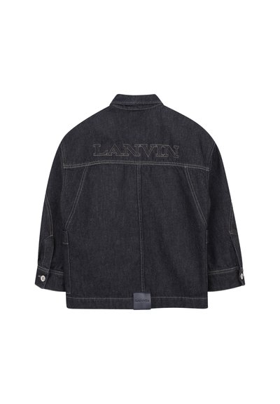 Donkere spijkerjas met een boxy silhouet, met geborduurde "LANVIN" tekst op de rug, knoopmanchetten en een gladde, gestructureerde afwerking.