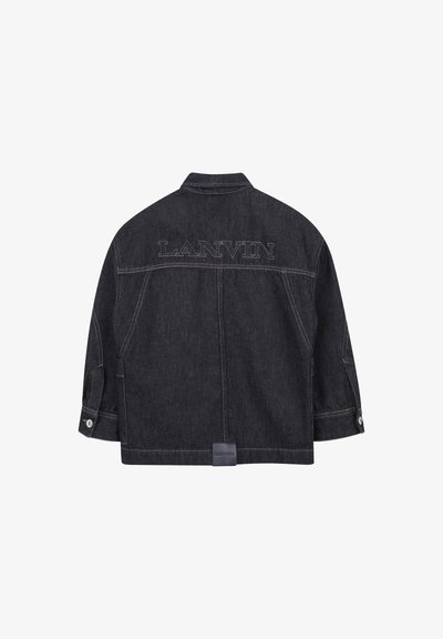 Donkere spijkerjas met een boxy silhouet, met geborduurde "LANVIN" tekst op de rug, knoopmanchetten en een gladde, gestructureerde afwerking.