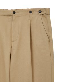 Beige Hosen aus strukturiertem Stoff mit zwei Fronttaschen, gefaltetem Design und schwarzen Knopfverschlüssen am Bund.