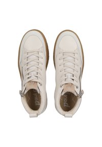 Baskets montantes en cuir blanc avec des accents beiges, dotées d'une fermeture éclair sur le côté, d'un bout rond et d'une semelle en caoutchouc texturé couleur chicle.