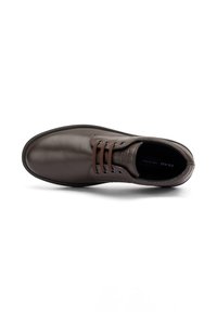 Scarpa in pelle marrone con una superficie liscia, punta rotonda e design con allacciatura a cinque occhielli. Include una suola in gomma nera a contrasto.