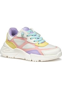 La sneaker multicolore présente une tige en cuir blanc avec des accents en mesh, des sections pastel rose, jaune et violet, ainsi qu'un collier rembourré.