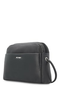 Schwarze Lederhandtasche mit glatter Textur, Reißverschluss und seitlichem Griff. Mit einem silbernen "PICARD"-Logo auf der Vorderseite. Rechteckige Form.