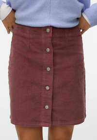 Katoenen corduroy rok in bordeauxrood met een rechte snit, voorzien van zes zilveren knopen aan de voorkant en een subtiele verticale ribbeltekstuur.