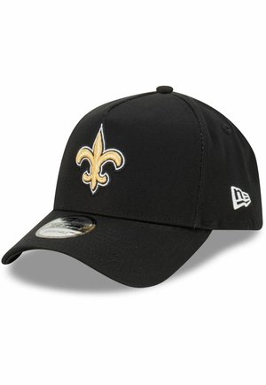 Schwarze Baseballmütze aus Stoff, mit einem gestickten goldenen Fleur-de-Lis-Emblem auf der Vorderseite und einem kleinen weißen Logo an der Seite.