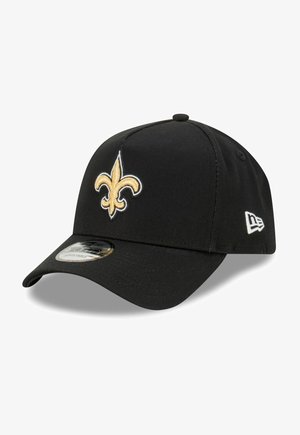 Schwarze Baseballmütze aus Stoff, mit einem gestickten goldenen Fleur-de-Lis-Emblem auf der Vorderseite und einem kleinen weißen Logo an der Seite.