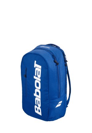 Zaino da tennis Babolat blu con grande logo bianco, più scomparti con cerniera e spallacci imbottiti.