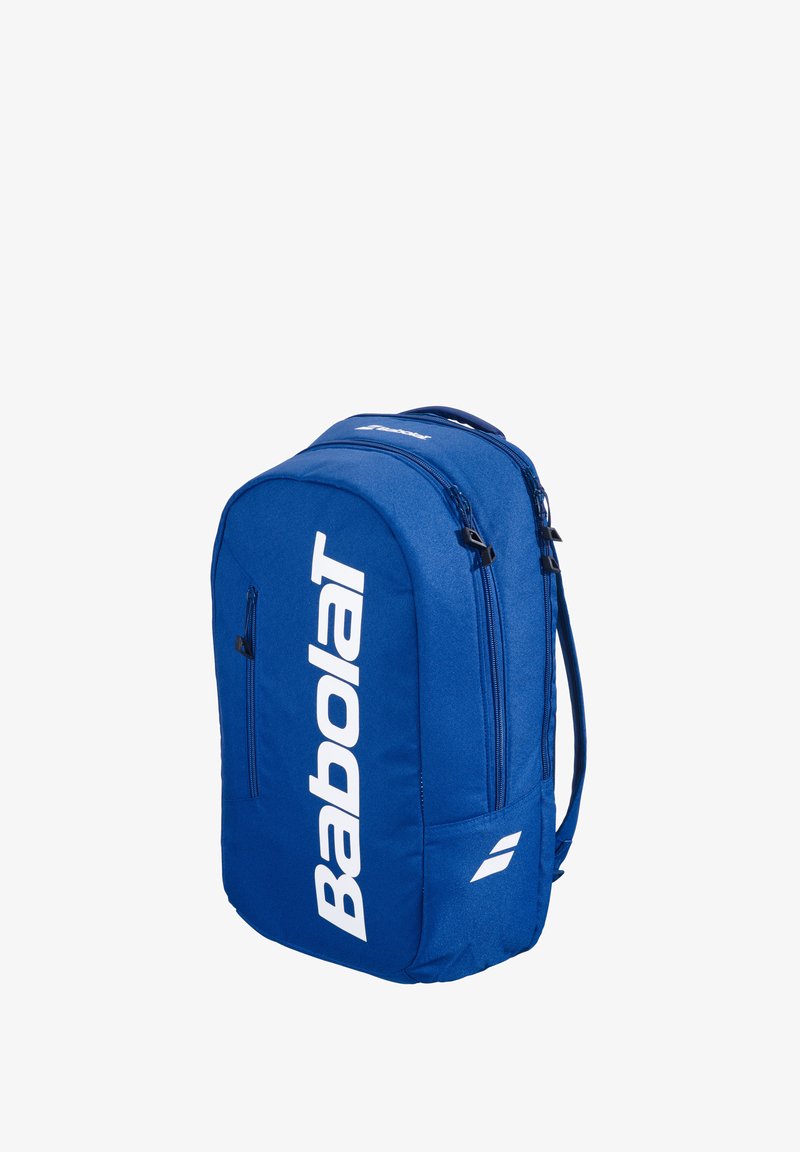 Sac à dos de tennis Babolat bleu avec grand logo blanc, plusieurs compartiments zippés et bretelles rembourrées.
