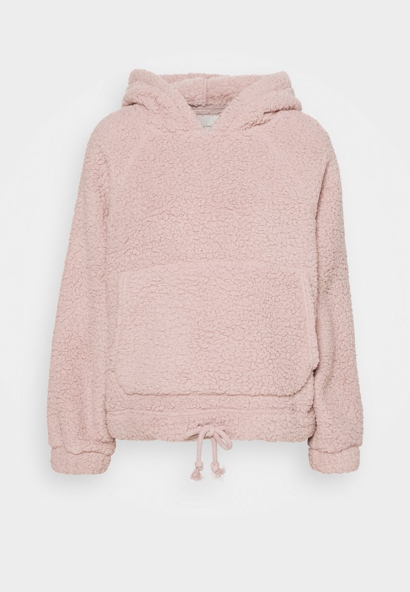 Sweat à capuche en polaire rose clair avec une poche kangourou à l'avant, un ourlet à cordon, des manches longues et un tissu texturé et duveteux.