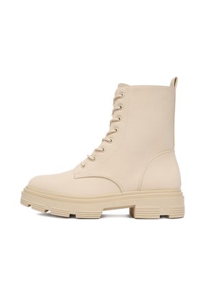 - Botki na platformie