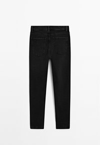 Jean en denim noir vu de dos avec deux poches appliquées inclinées, passants de ceinture et coupe droite, sur fond blanc.