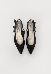 Juodi slingback aukštakulniai su smailiais pirštais, tekstūruota medžiaga viršuje ir dekoratyvine kaspino detalė; sidabrinė vidinė pamušalas turi prekės ženklą.