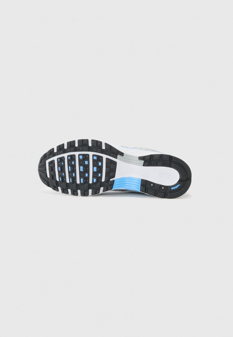 Semelle de chaussure en caoutchouc noir et bleu avec un profil texturé, dotée d'un arc courbé et d'accents bleu clair dans tout le design.