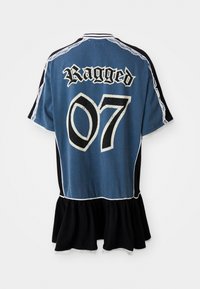 Modrá a čierna športová šaty s krajkovými akcentmi, krátke rukávy, volánikovým okrajom a nápisom "Ragged" s číslom "07" v tučnom písmene na chrbte.