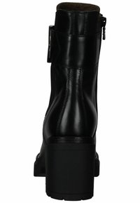 Botín negro de cuero hasta el tobillo con tacón cuadrado, que presenta una cremallera lateral y un detalle decorativo de hebilla. Textura suave y diseño ajustado.