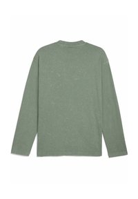 Cămașă cu mânecă lungă, de culoare verde estompată, realizată dintr-un material texturat. Are un guler tip crew și o croială lejeră, cu variații subtile de culoare și margini finisate.