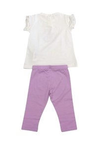 Top bianco a maniche corte con spalline arricciate e chiusura con bottone sulla schiena, abbinato a leggings lavanda con vita elasticizzata, realizzati in tessuto morbido.