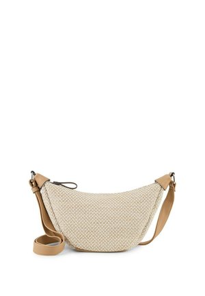 Sac d'épaule beige tissé en forme de croissant avec une sangle en cuir marron clair et une fermeture éclair, présenté sur un fond blanc.