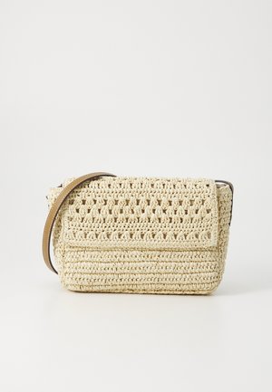 Tkana torba od slame u krem boji s teksturiranom površinom, koja ima preklop za zatvaranje i smešani smeđi kožni remen. Kompaktna pravokutna forma.