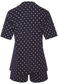Laivastonsininen kaksiosainen pyjama, jossa on lyhyet hihat ja shortsit. Yksityiskohtana vaaleanpunainen ja valkoinen timanttikuvio pehmeällä kankaalla.