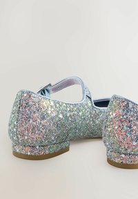 Glitzernde Ballerinas mit runder Zehenpartie, verstellbarem Knöchelriemen und einem einfarbigen hellblauen Futter. Mit einem kleinen, flachen Absatz.