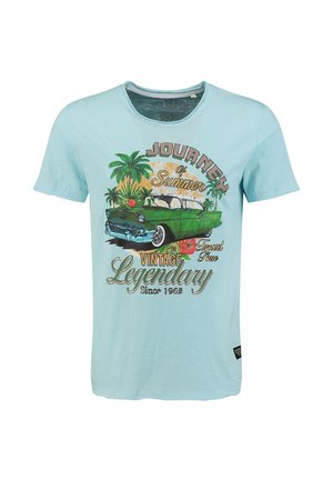 Jasnoniebieska koszulka z zielonym vintage samochodem, palmami, zachodem słońca i tekstem „Journey of Summer”, „Vintage Legendary Since 1962.”