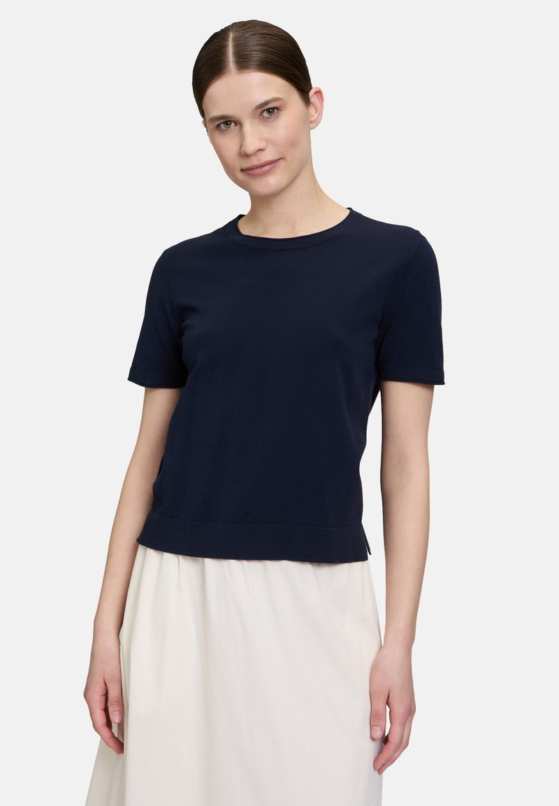 T-shirt bleu marine à manches courtes en tissu doux et extensible ; il présente un col rond et une coupe ajustée avec un ourlet large.