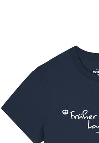 Marineblaue T-Shirt mit kurzen Ärmeln, das weißen Text mit der Aufschrift "Früher" und einem stilisierten Akzent zeigt. Weicher Stoff und klassischer Rundhalsausschnitt.