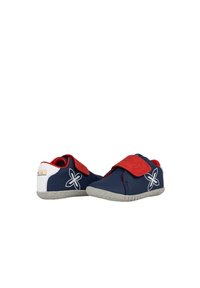 Zapatos infantiles azules y rojos con correas de velcro, que presentan una suela texturizada gris, acentos blancos y un diseño floral en el costado.