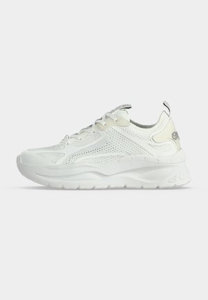 Hvid atletiksneaker med mesh overdel, tyk polstret sål, snørelukning og trækflap ved hælen, vist fra siden mod en enkel baggrund.
