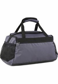 Bolsa de deporte gris hecha de un tejido duradero con acentos negros, que cuenta con dos asas, un compartimento con cremallera y bolsillos laterales de malla.