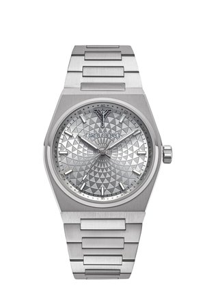 Montre-bracelet en acier inoxydable argenté avec cadran à motif géométrique, index heures argentés, trois aiguilles et bracelet métallique à maillons.