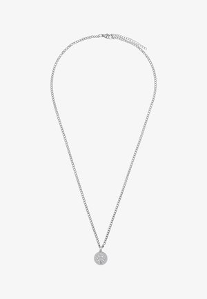 Sølvkjede med rund anheng som har retning graverte. Designet er glatt med en polert overflate og låsesystem.