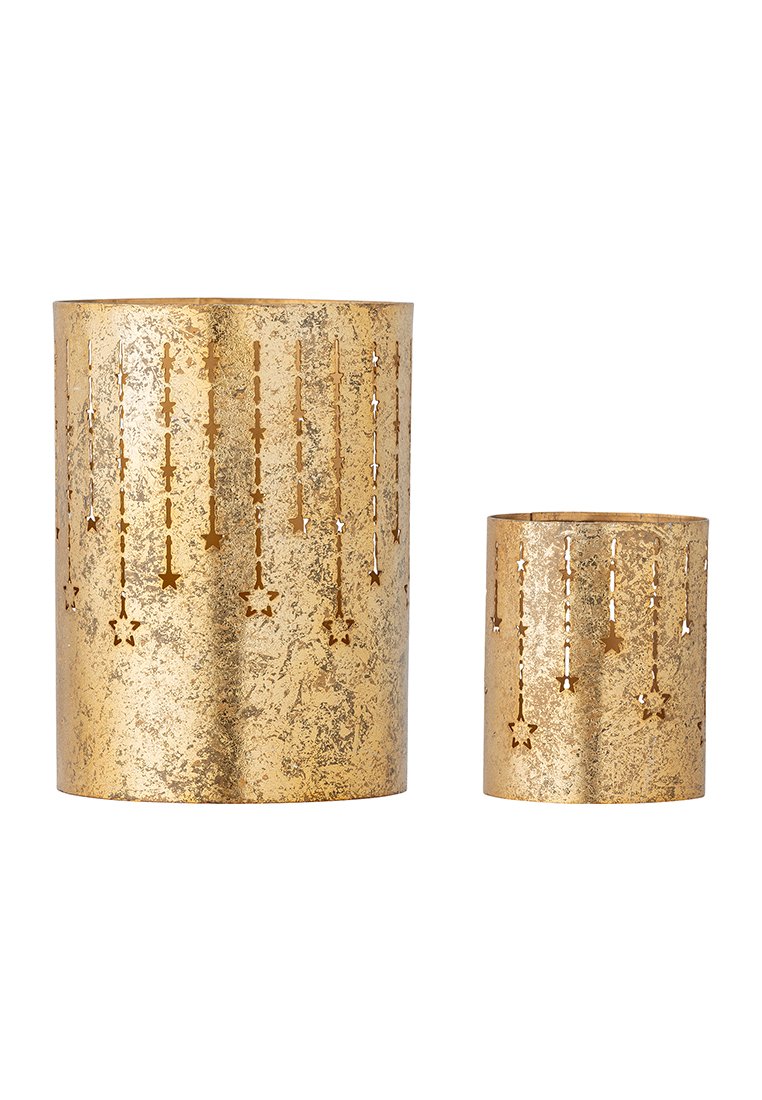 Set aus zwei goldenen Kerzenhaltern, zylindrische Form, mit sternförmigen Ausschnitten, die Muster erzeugen, und einer strukturierten metallischen Oberfläche.