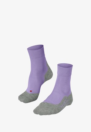 Fioletowe skarpetki za kostkę z prążkowanym mankietem, szarą piętą i palcami oraz czerwonym logo. Wykonane z miękkiego, oddychającego materiału zapewniającego komfort.