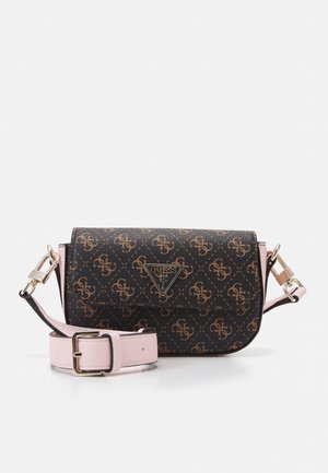 Lille sort og brun mønstret crossbody taske med pink justerbar rem og guldfarvet hardware, med et trekantet Guess-logo på frontklappen.