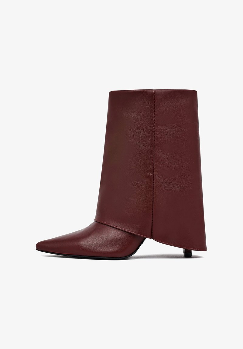 Bordeauxfarbene Leder-Stiefeletten mit einer zulaufenden Spitzenform und einer glatten, strukturierten Silhouette. Sie verfügen über ein einzigartiges, skulptiertes Design des Absatzes.
