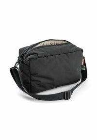 Sort rektangulær taske lavet af blødt stof, med en lynlåslukning i toppen, justerbar skulderrem og en glat indvendig foring.