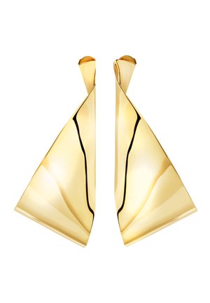 Złote kolczyki o rzeźbiarskim wzornictwie, z eleganckimi, zakrzywionymi kształtami trójkątnymi i wypolerowaną, lustrzaną powierzchnią.